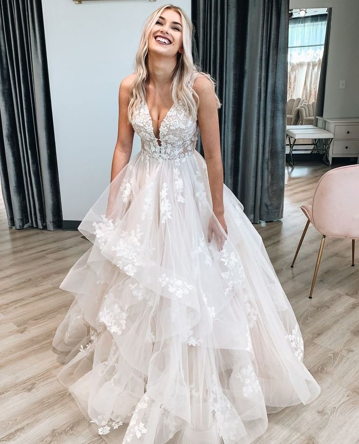 Elegant Ball Gown V Neck Wedding Dresses with Appliques fg4708