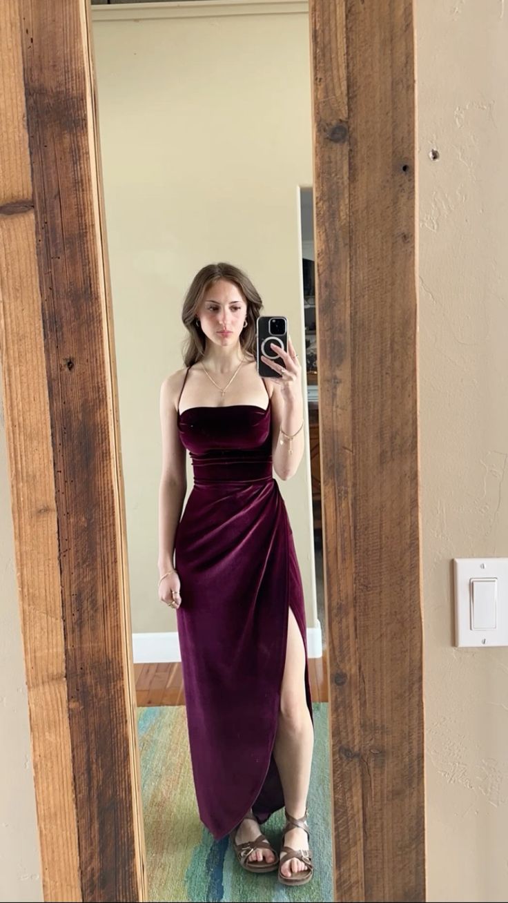 kastanienbraunes Ballkleid aus Samt mit Trägern und Schlitz fg5216