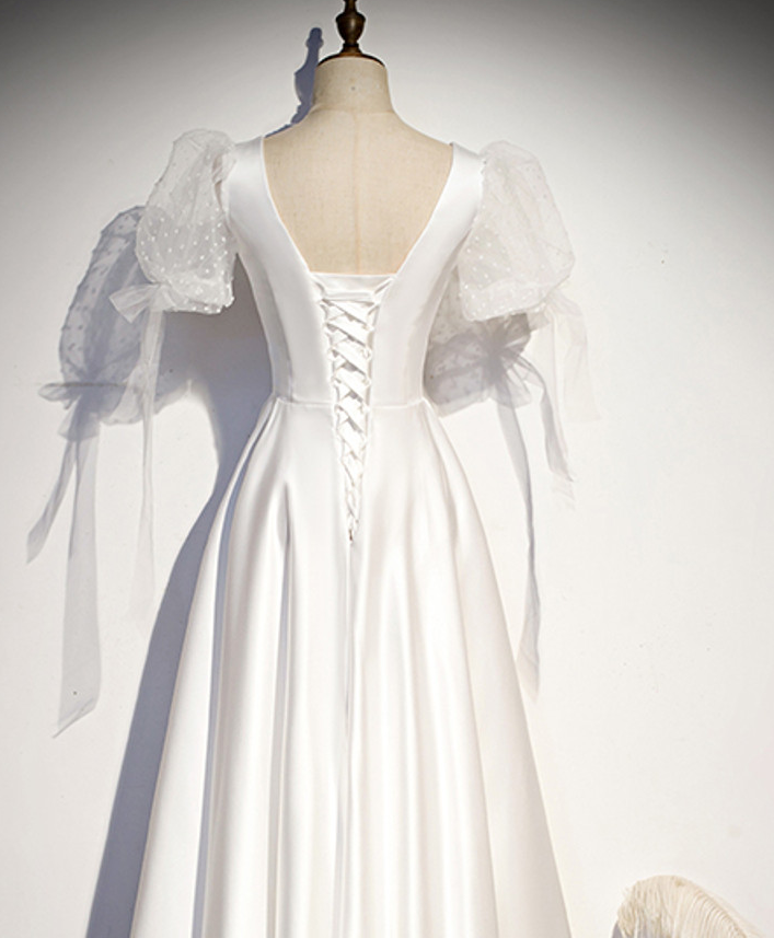 Robe de bal blanche en satin à manches courtes et boutons carrés fg3841