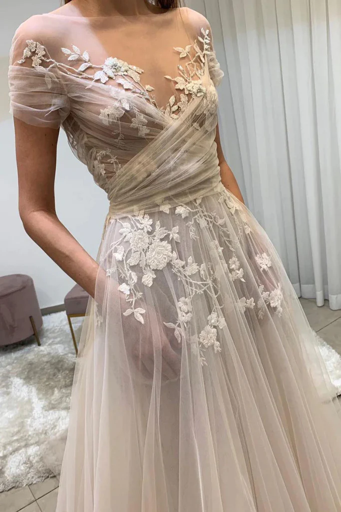 Robe de bal ivoire en tulle, col transparent, manches courtes, appliques en dentelle et poches fg2752