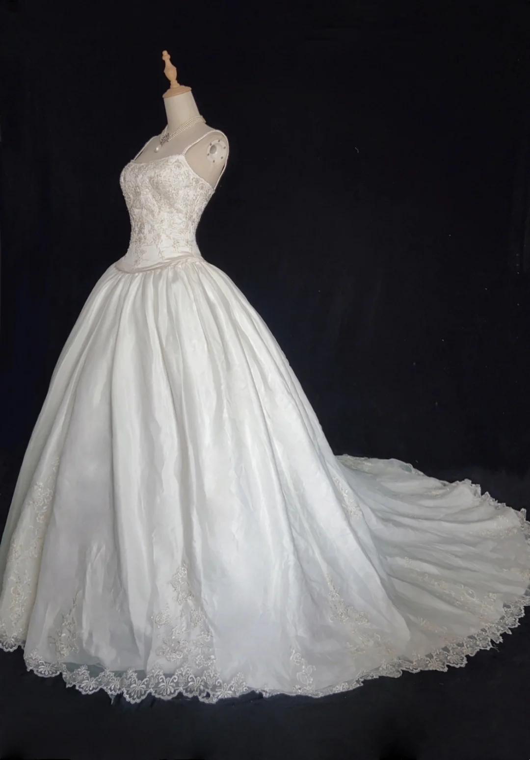 White Elegant Wedding Dress With Beads Flowers Satin Wedding Gowns  fg8593