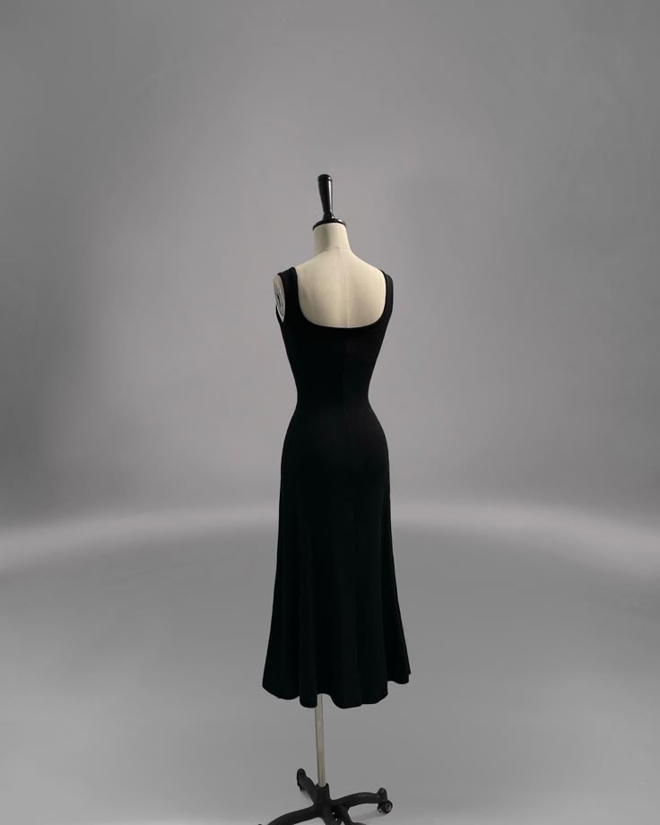 Robe mi-longue noire sans manches, décolleté en cœur, pour invitée de mariage, fg7812