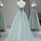 Stilvolles Spaghettiträger-Tüll-Bodenlanges Abendkleid Grau-Grün V-Ausschnitt Rückenfreies Partykleid fg6350