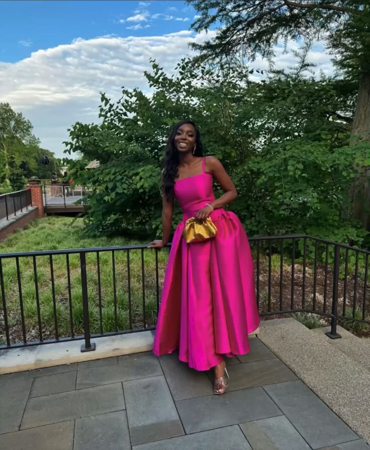 Robe de soirée longue fuchsia en satin à bretelles spaghetti et coupe trapèze fg7476