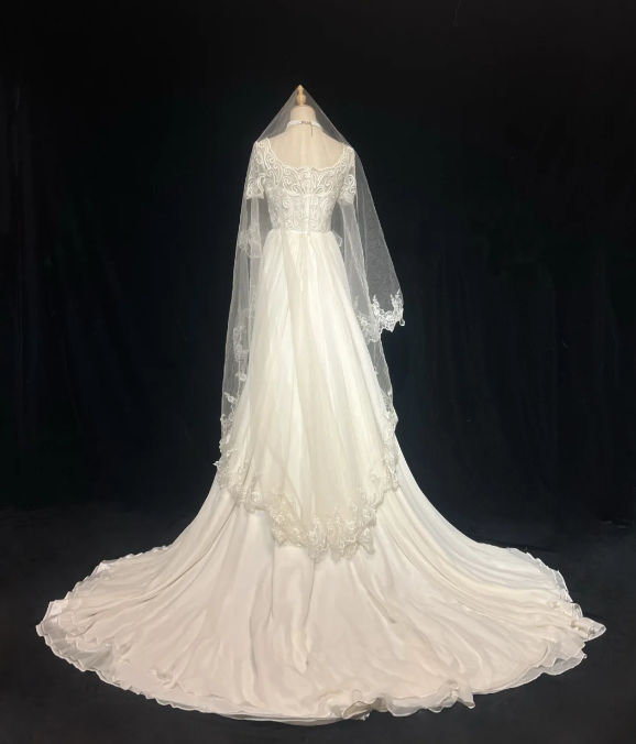 Ivory A Line Wedding Dress With Applique , Elegant Chiffon Wedding Gowns  fg8594