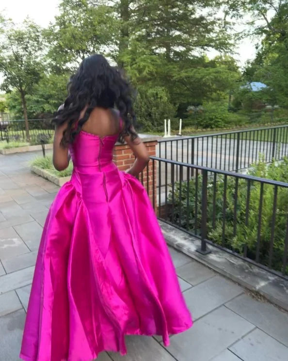 Robe de soirée longue fuchsia en satin à bretelles spaghetti et coupe trapèze fg7476