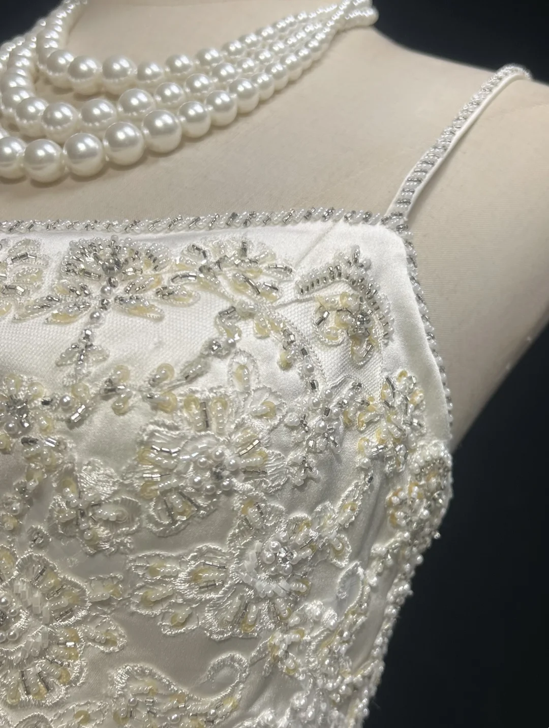 White Elegant Wedding Dress With Beads Flowers Satin Wedding Gowns  fg8593