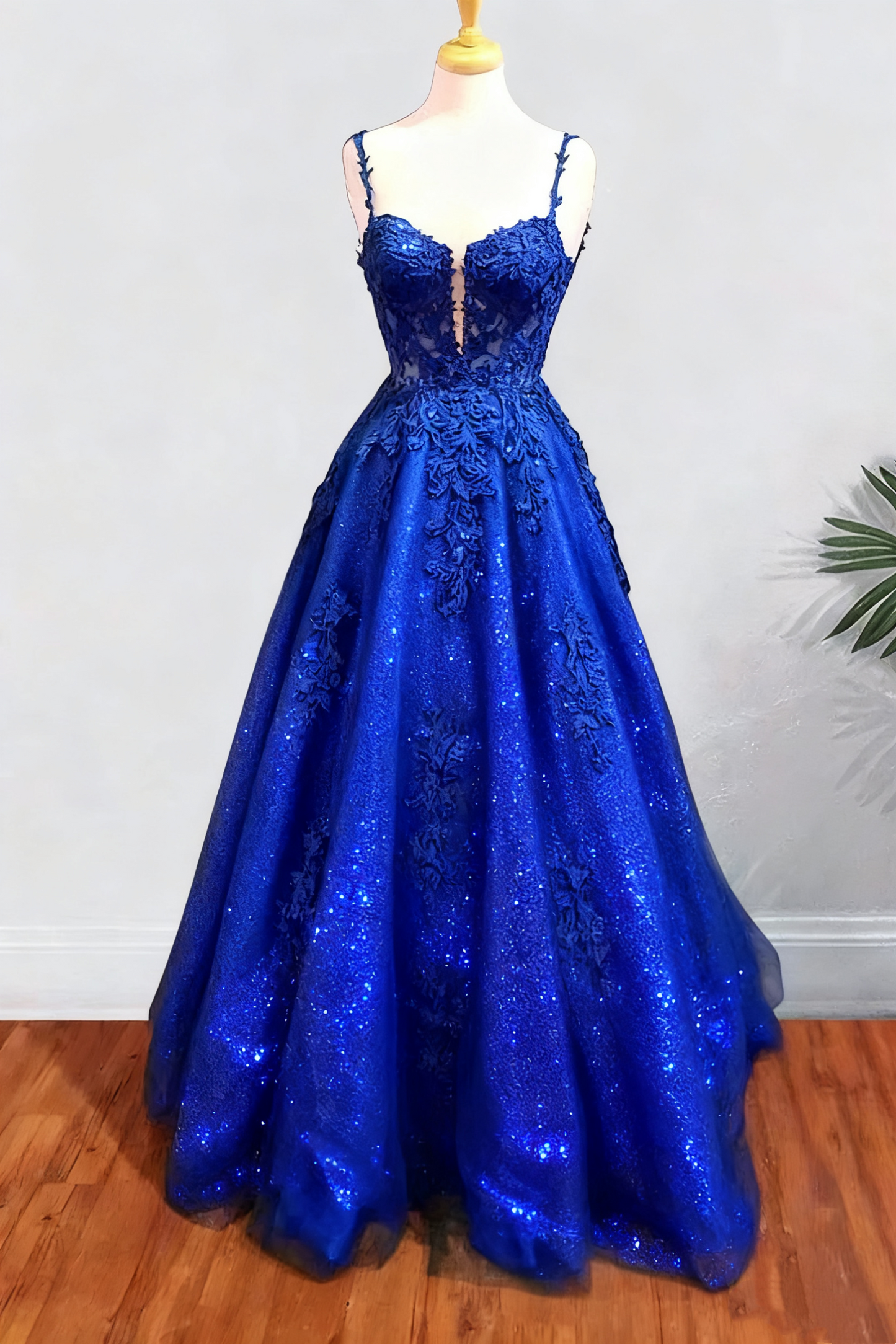 Robe de bal trapèze longue en tulle à bretelles spaghetti et appliqués de perles et paillettes (fg6754)