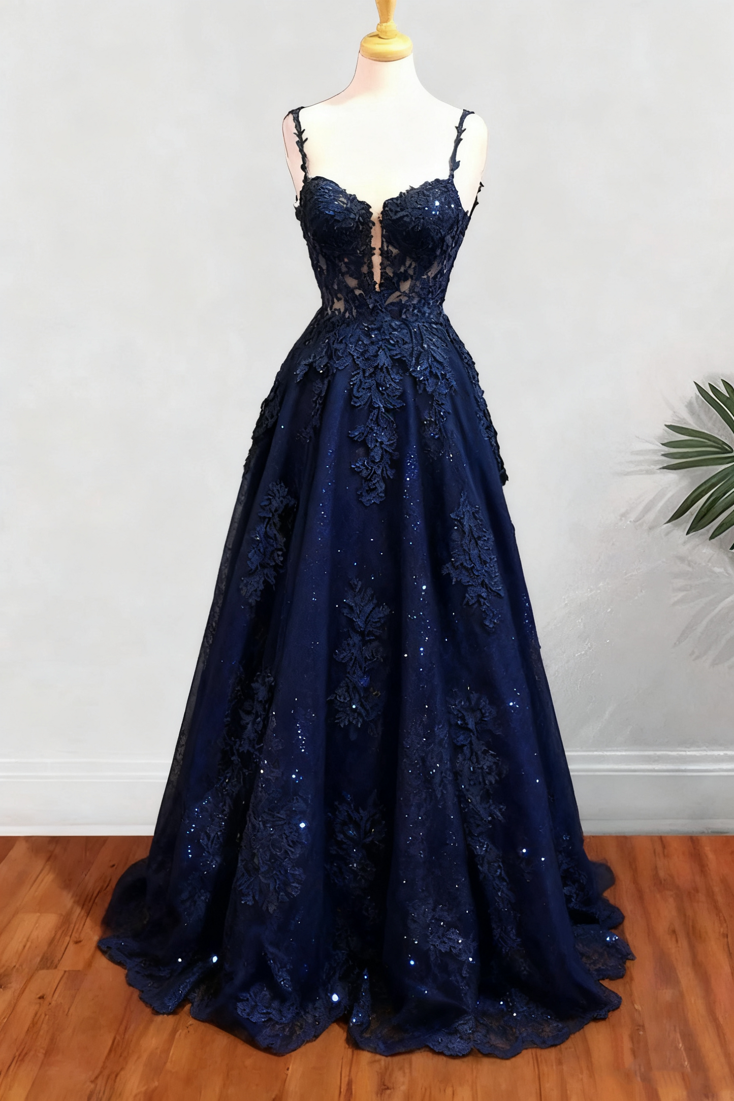 Robe de bal trapèze longue en tulle à bretelles spaghetti et appliqués de perles et paillettes (fg6754)