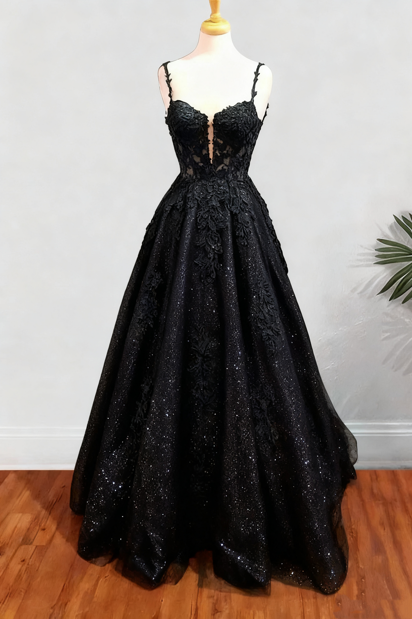 Robe de bal trapèze longue en tulle à bretelles spaghetti et appliqués de perles et paillettes (fg6754)