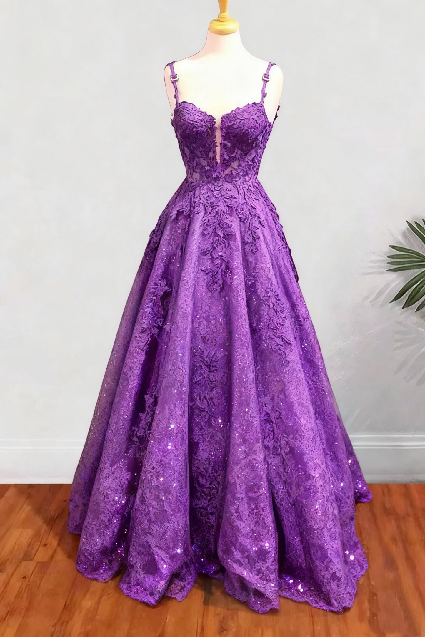 Robe de bal trapèze longue en tulle à bretelles spaghetti et appliqués de perles et paillettes (fg6754)